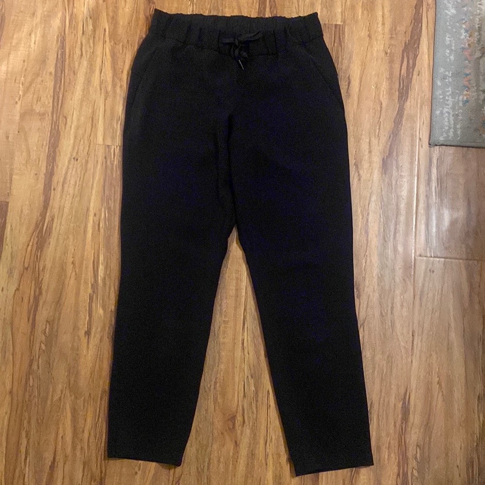 Lululemon tapered leg mid rise pants in black